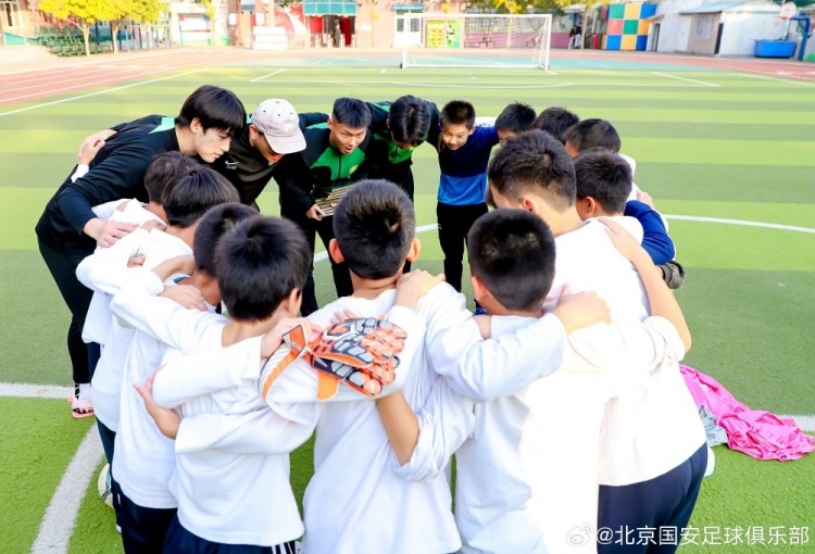 国安携手三里屯街道，走进朝阳实验小学开展足球进校园公益活动